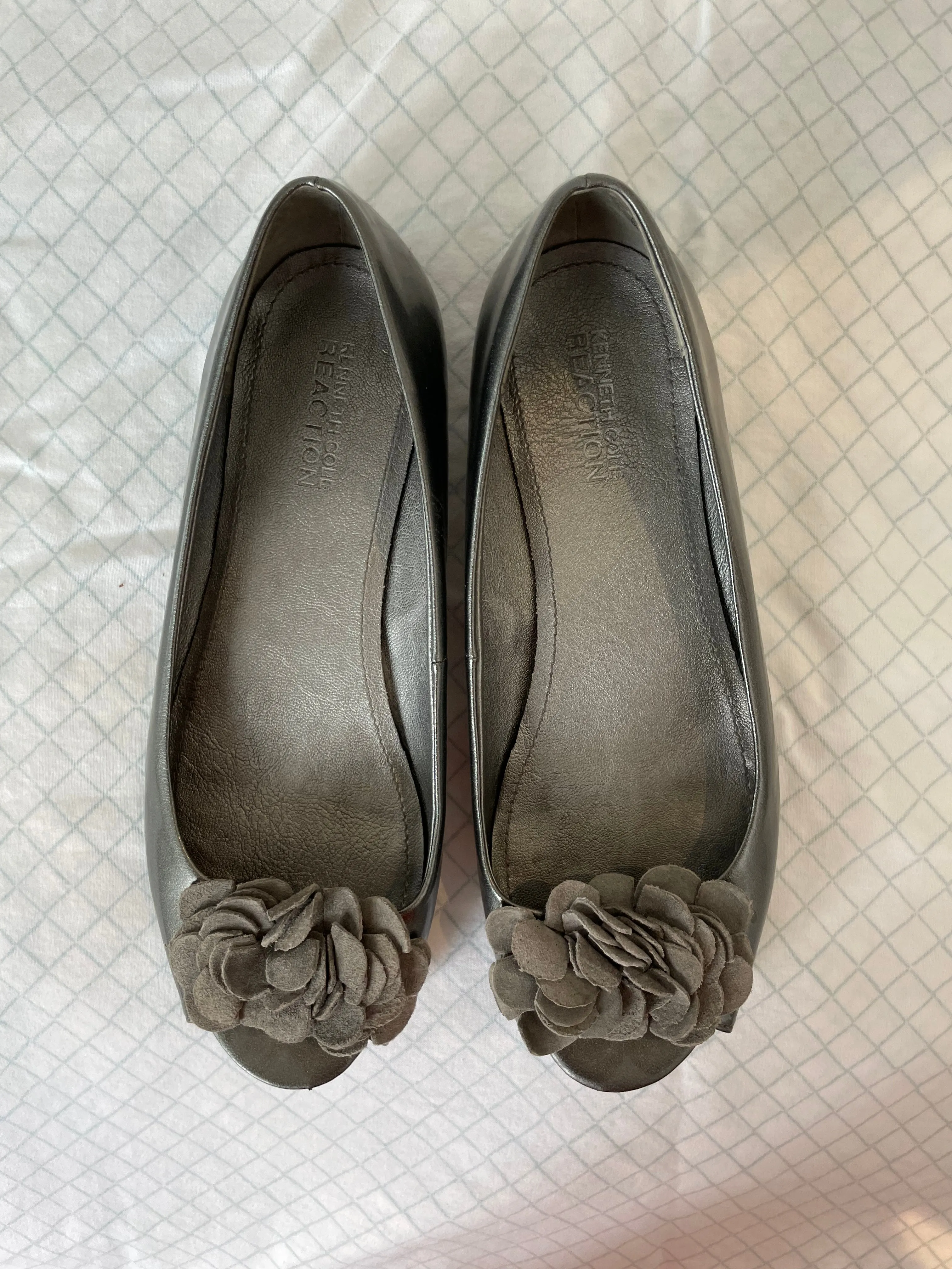 Kenneth Cole Silver Patent Style Leather Toe Applique Peep Toe Flats - Size 6